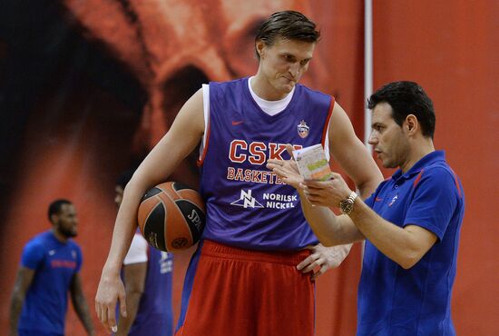 Basketball player Andrei Kirilenko signs a contract with PBC CSKA