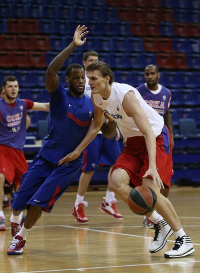 Basketball player Andrei Kirilenko signs a contract with PBC CSKA