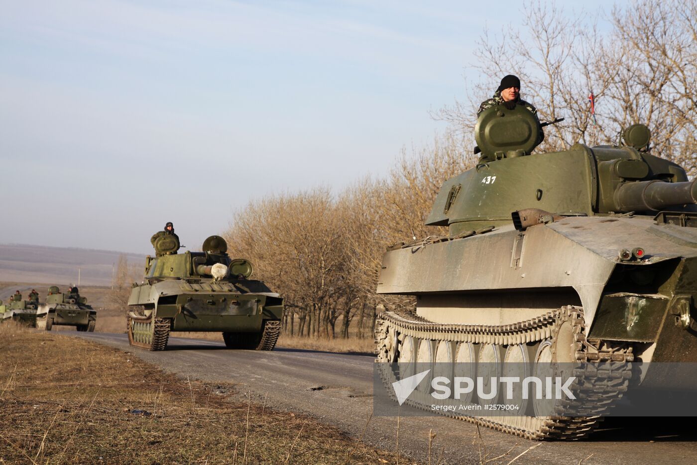 DPR withdraws heavy military equipment from Donetsk Region