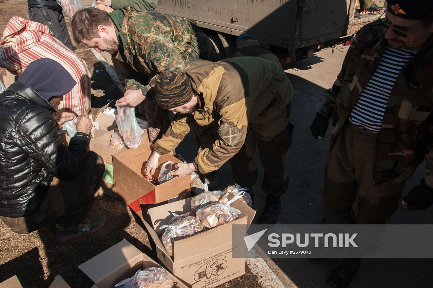DPR self-defense fighters deliver humanitarian aid for Debaltsevo residents