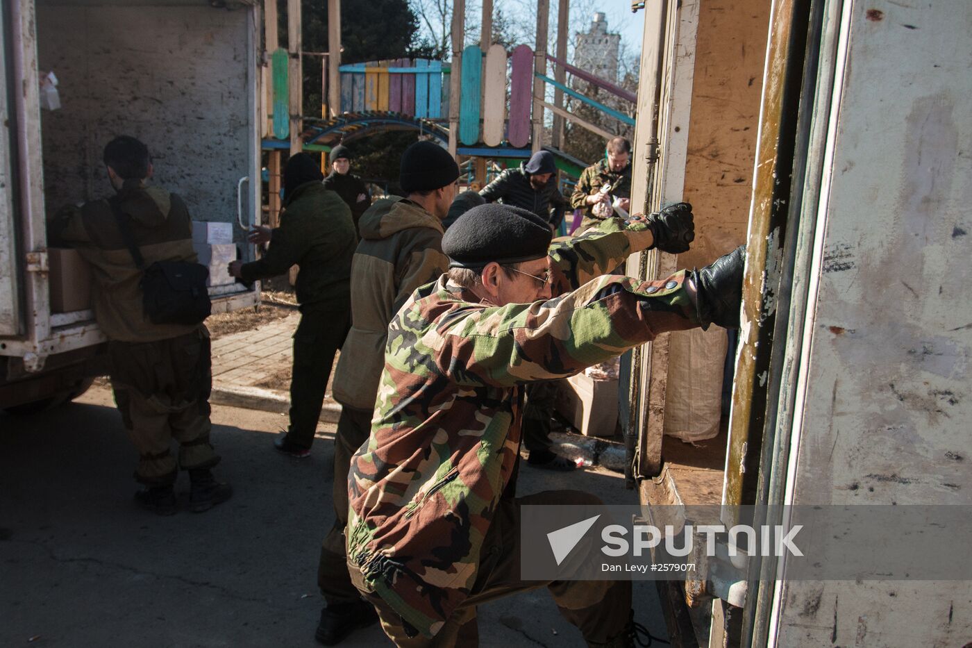 DPR self-defense fighters deliver humanitarian aid for Debaltsevo residents