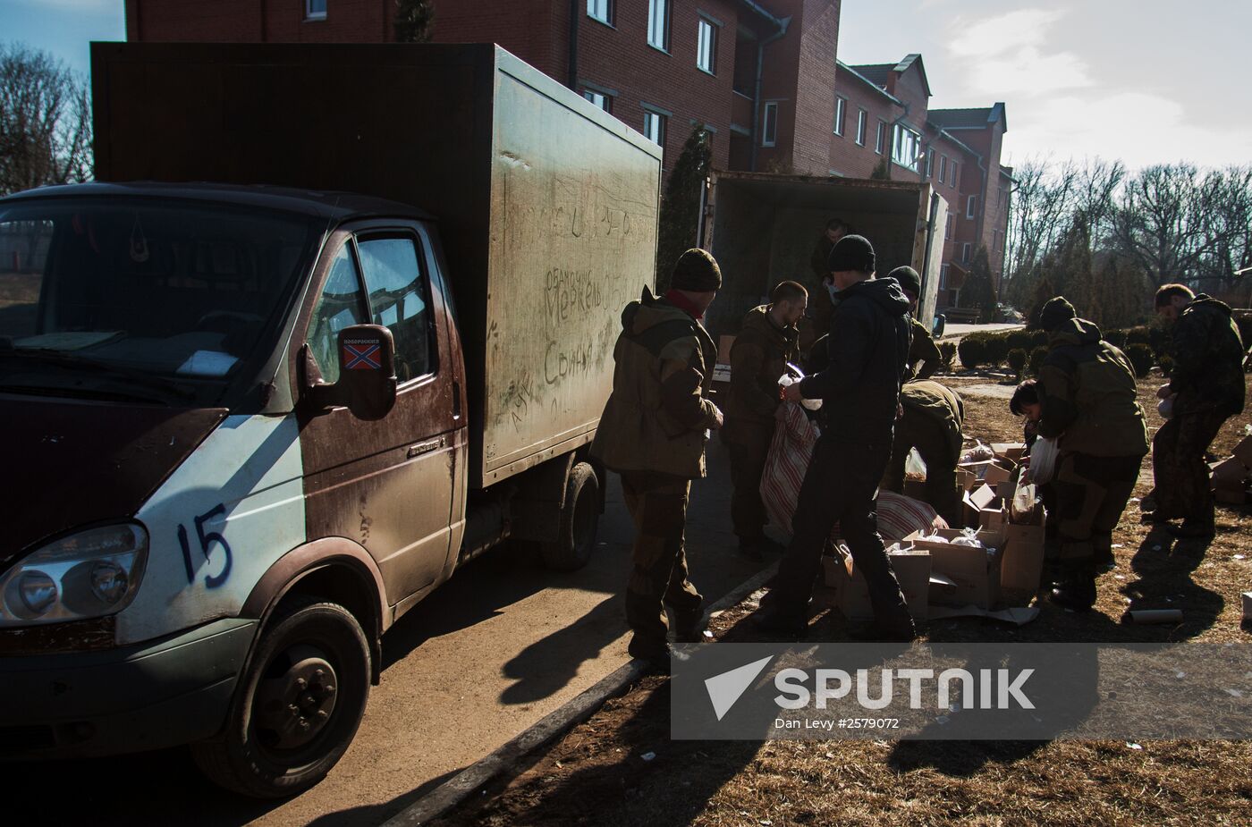 DPR self-defense fighters deliver humanitarian aid for Debaltsevo residents