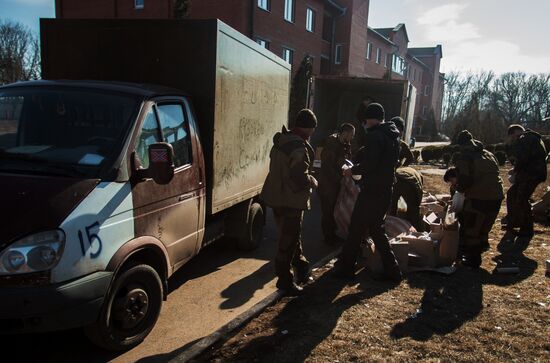 DPR self-defense fighters deliver humanitarian aid for Debaltsevo residents