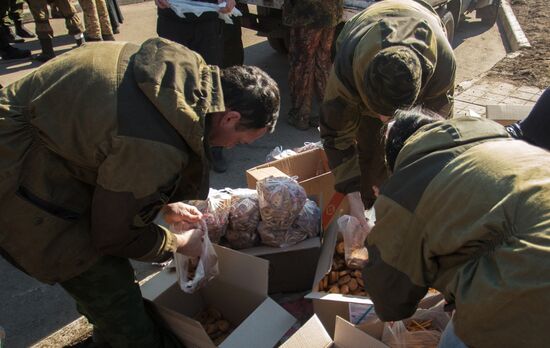 DPR self-defense fighters deliver humanitarian aid for Debaltsevo residents