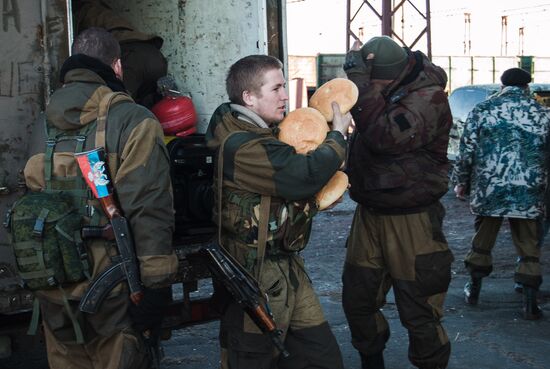 DPR self-defense fighters bring humanitarian aid to Debaltsevo