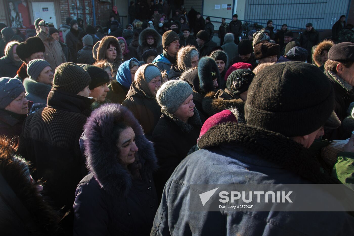 DPR self-defense fighters deliver humanitarian aid for Debaltsevo residents