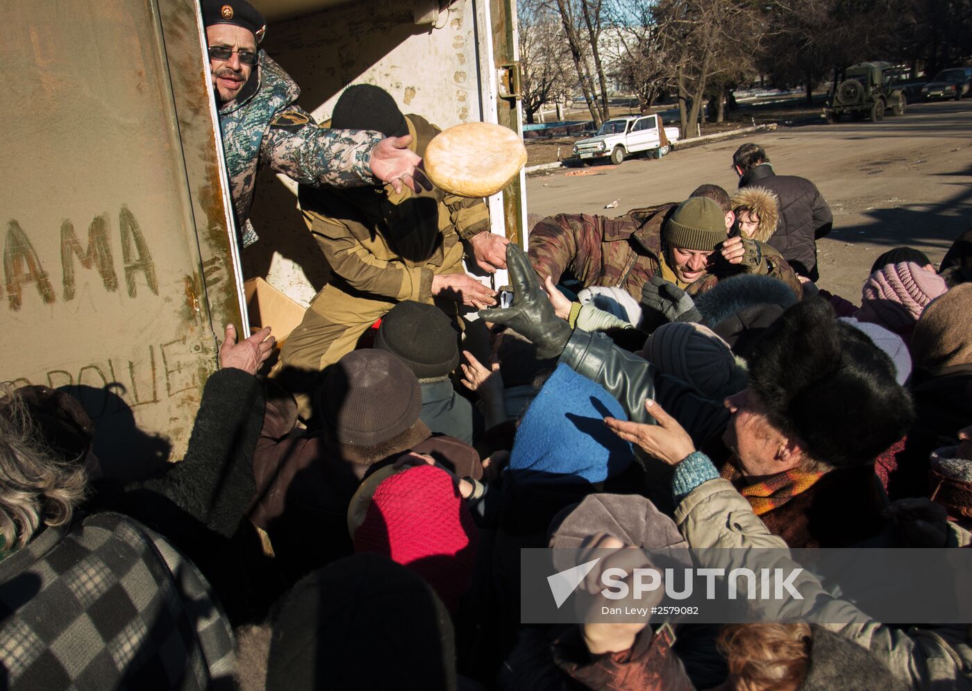 DPR self-defense fighters deliver humanitarian aid for Debaltsevo residents