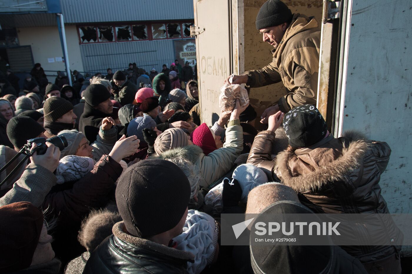 DPR self-defense fighters deliver humanitarian aid for Debaltsevo residents