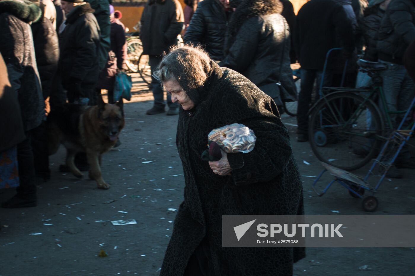 DPR self-defense fighters deliver humanitarian aid for Debaltsevo residents