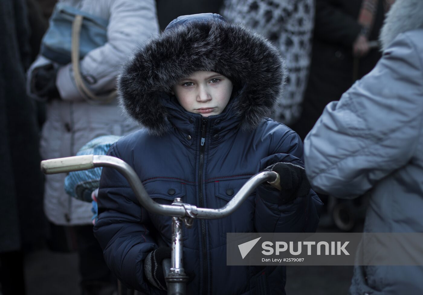 DPR self-defense fighters deliver humanitarian aid for Debaltsevo residents