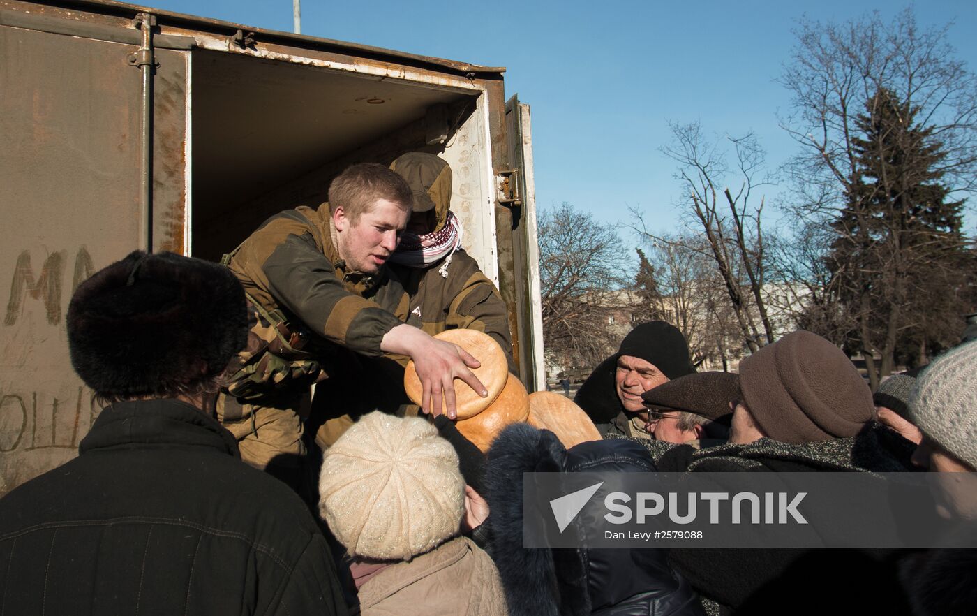 Donetsk People's Republic militia bring humanitarian aid to Debaltsevo