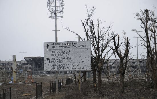 Debris cleared at Donetsk airport