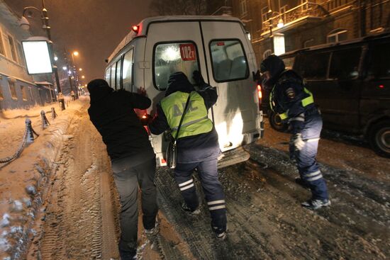Heavy snowfall hits Vladivostok