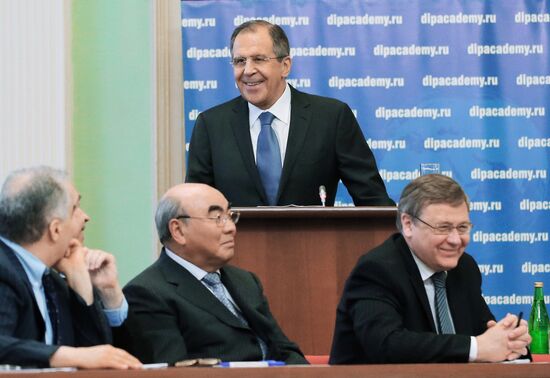Sergei Lavrov meets with students and faculty of Diplomatic Academy