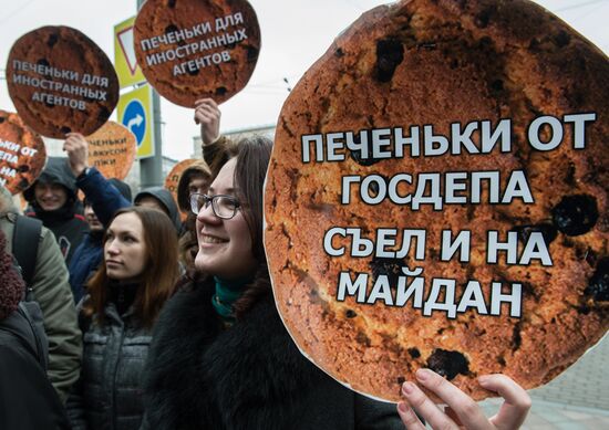 Antimaidan protesters picket outside Radio Liberty office in Moscow