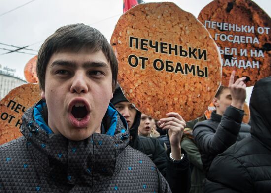 Antimaidan protesters picket outside Radio Liberty office in Moscow