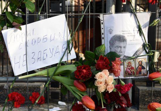 People bring candles, flowers to Russian Embassy in Kiev in honor of Netmtsov