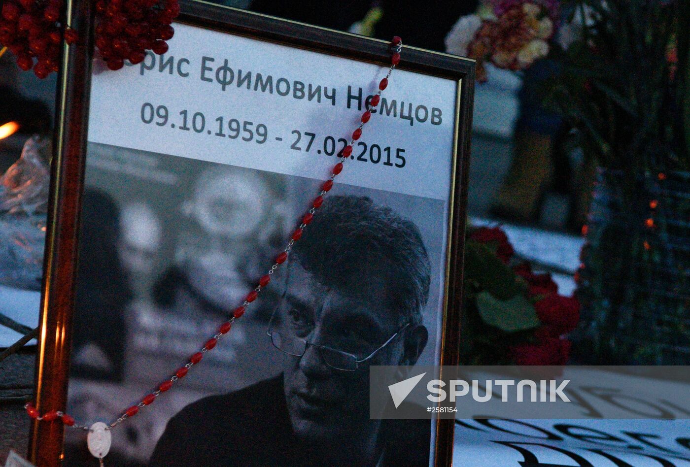 People bring candles, flowers to Russian Embassy in Kiev in honor of Netmtsov