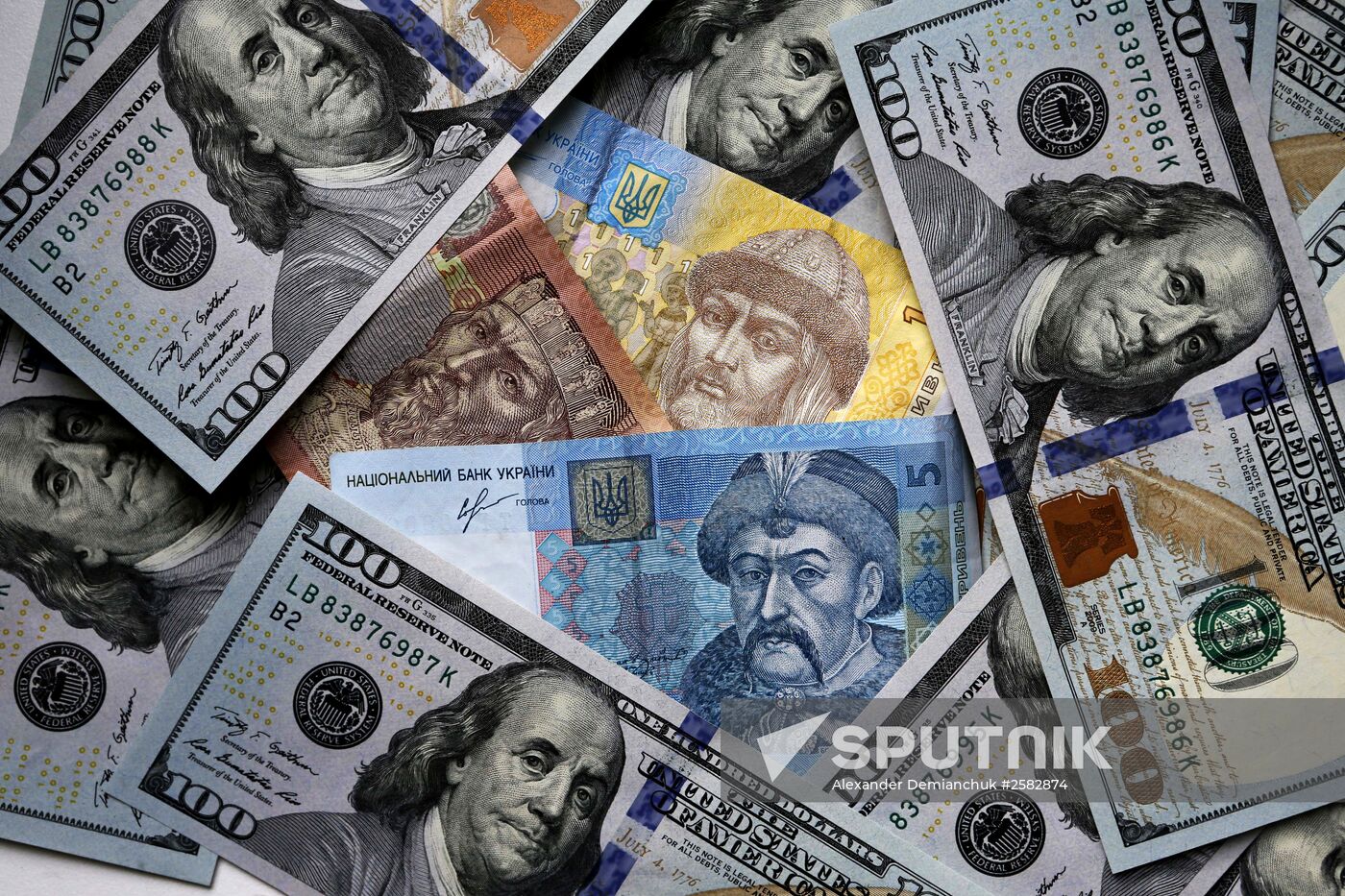 US and Ukrainian notes and coins