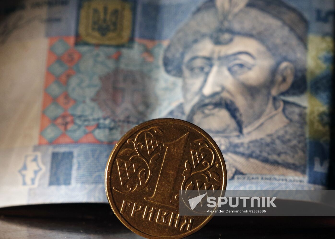 US and Ukrainian notes and coins