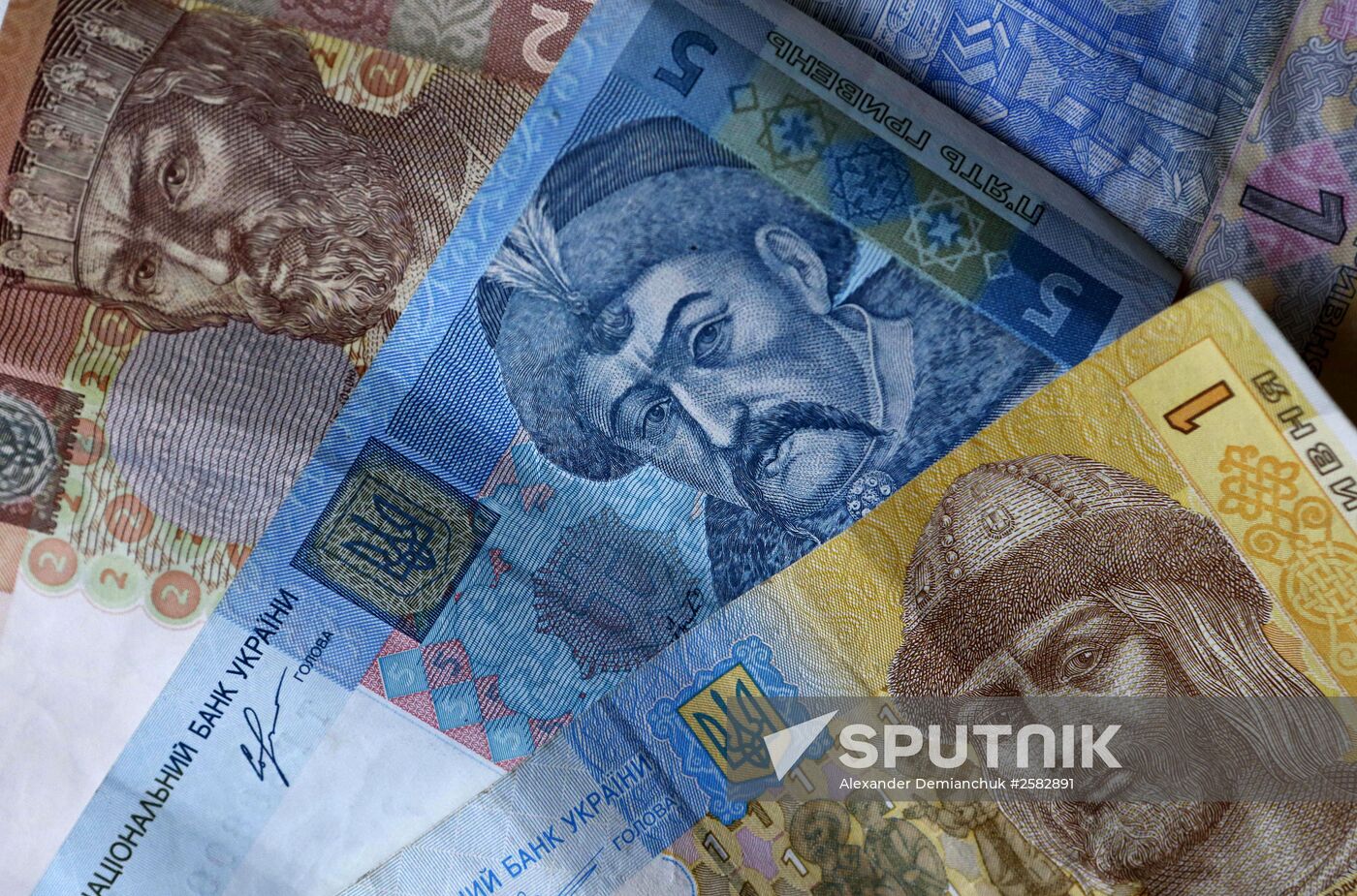 US and Ukrainian notes and coins