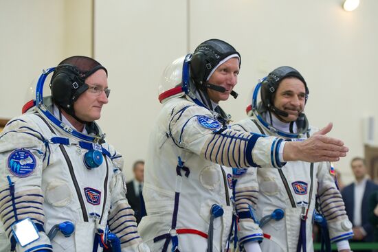 Main ISS-43/44 crew training on board Soyuz TMA-M