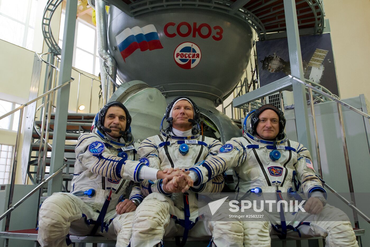 Main ISS-43/44 crew training on board Soyuz TMA-M