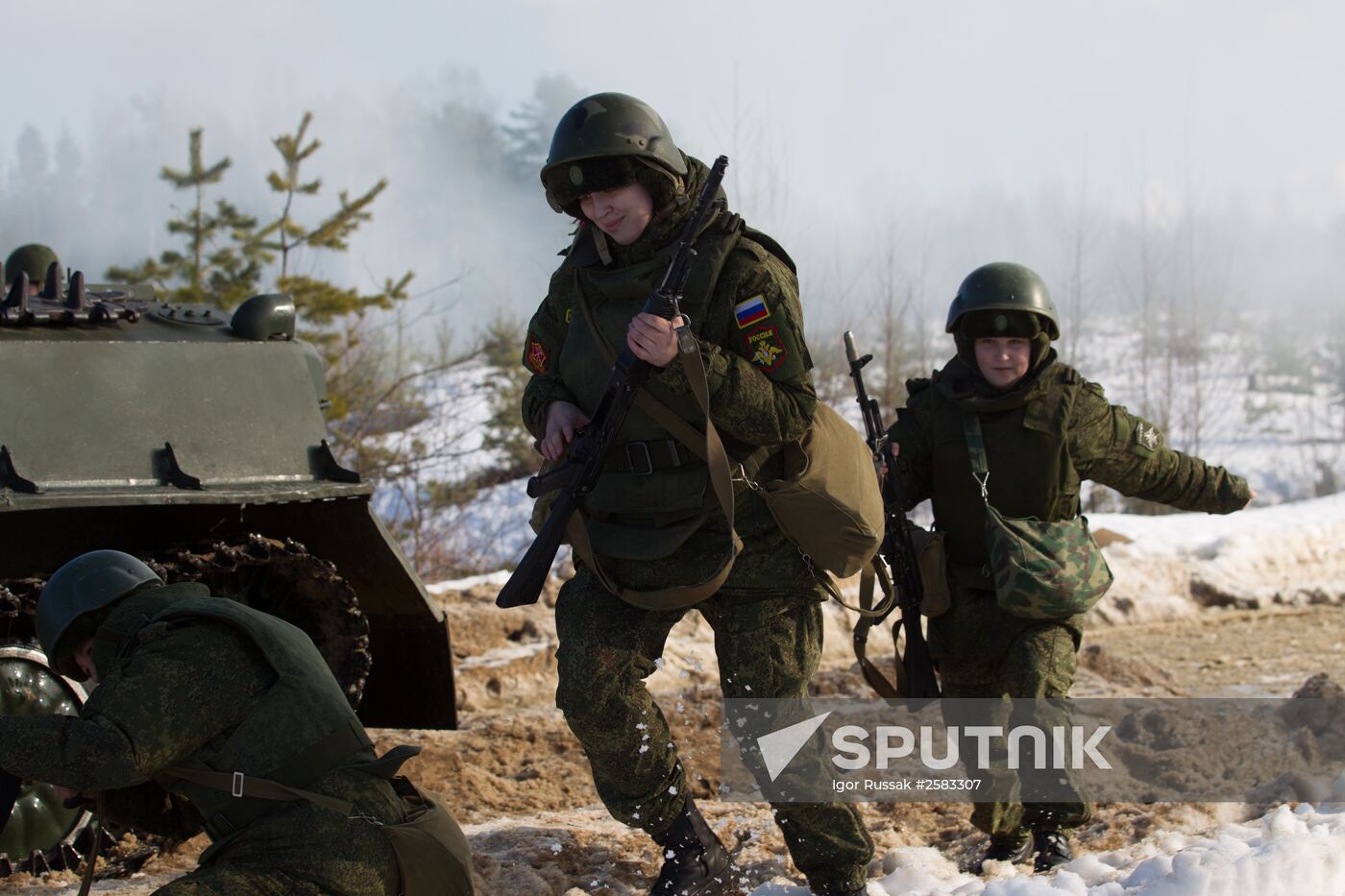 Female contract soldiers undergo general military training in Leningrad Region