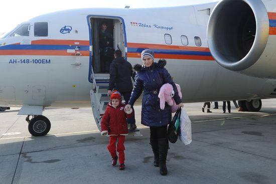 Emergencies Ministry charter plane delivers cured Donbas children to Rostov-on-Don