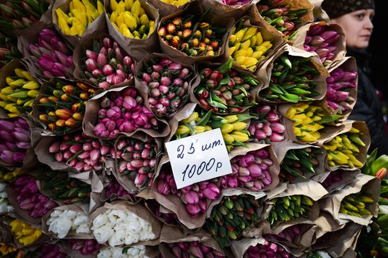 Selling flowers on eve of March 8