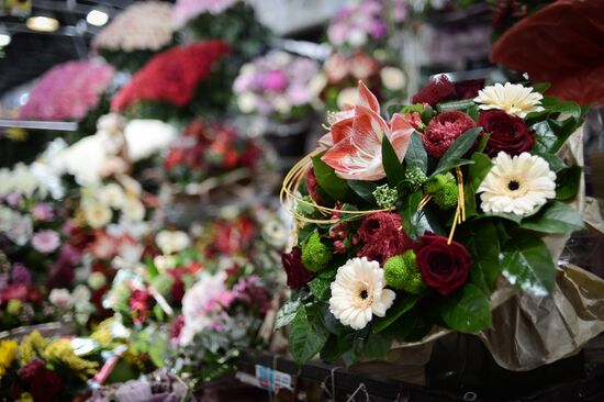 Selling flowers on eve of March 8