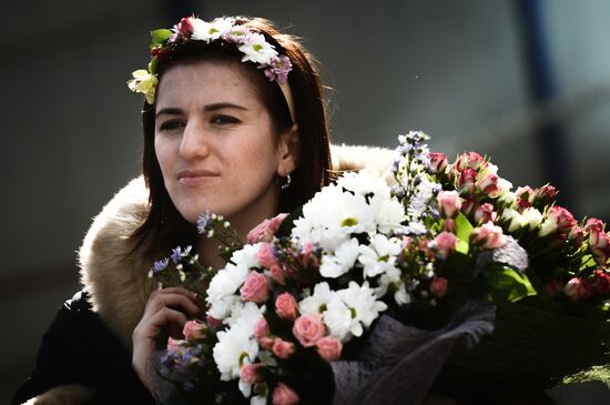 Selling flowers on eve of March 8