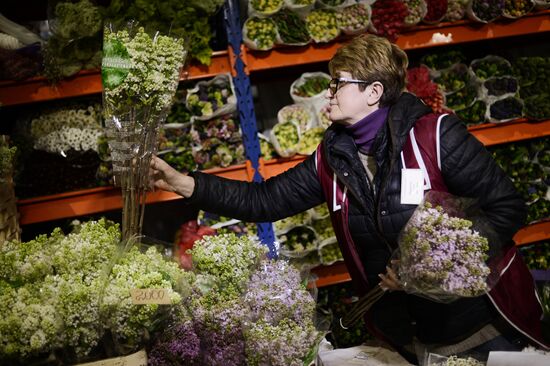 Selling flowers on eve of March 8