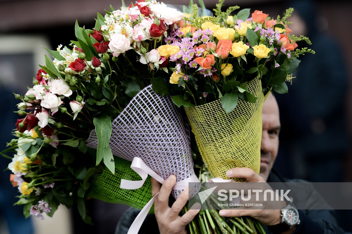 Selling flowers on eve of March 8