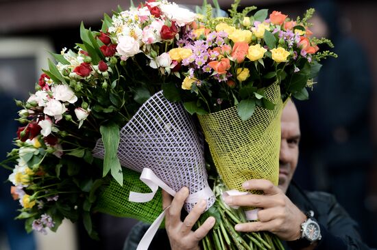 Selling flowers on eve of March 8
