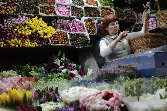 Selling flowers on eve of March 8