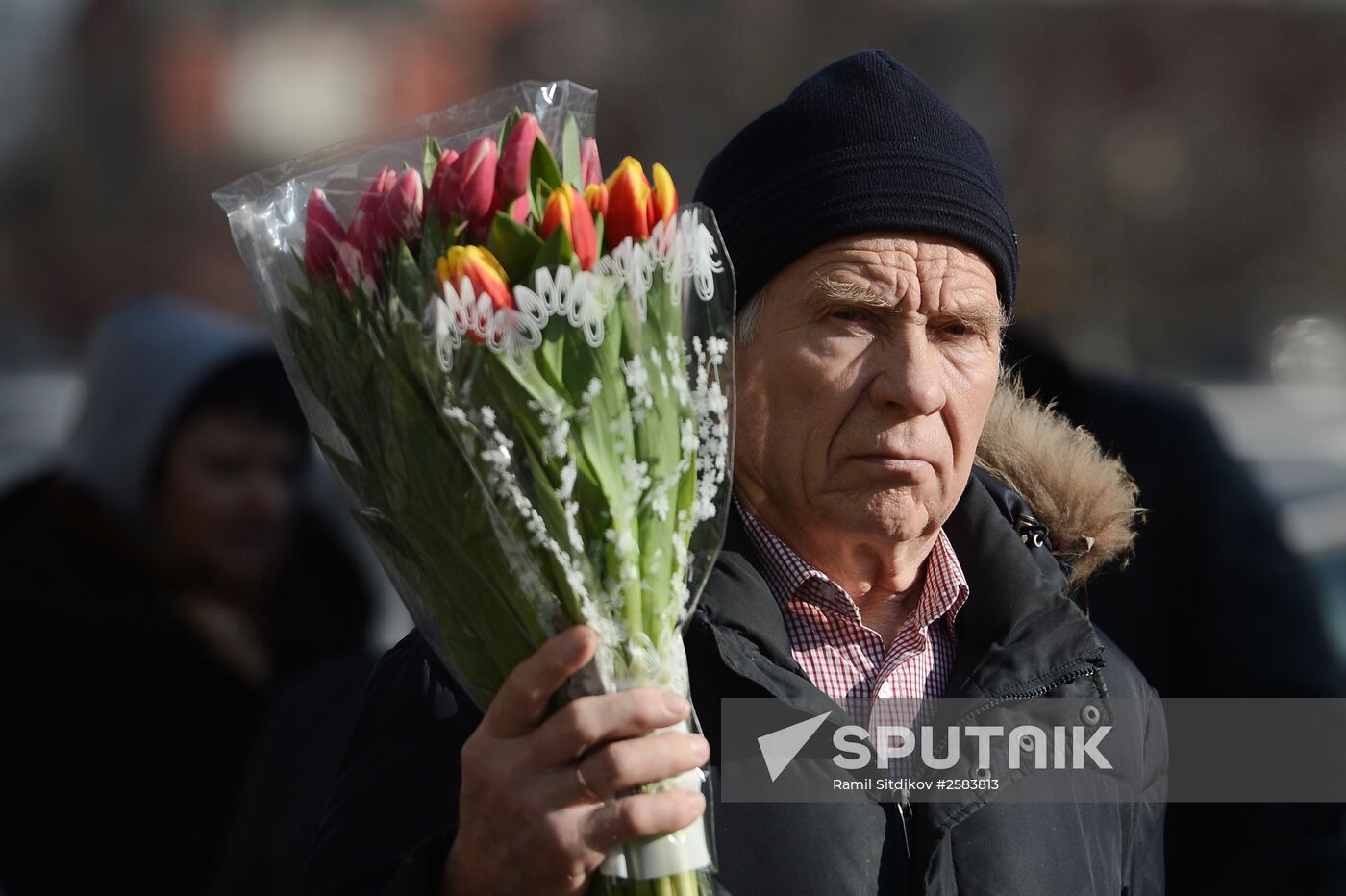 Selling flowers on eve of March 8