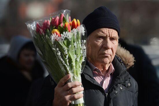 Selling flowers on eve of March 8