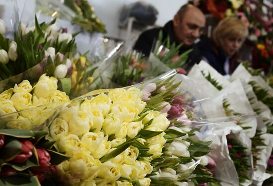 Selling flowers on eve of March 8