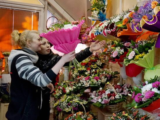 Selling flowers on eve of March 8