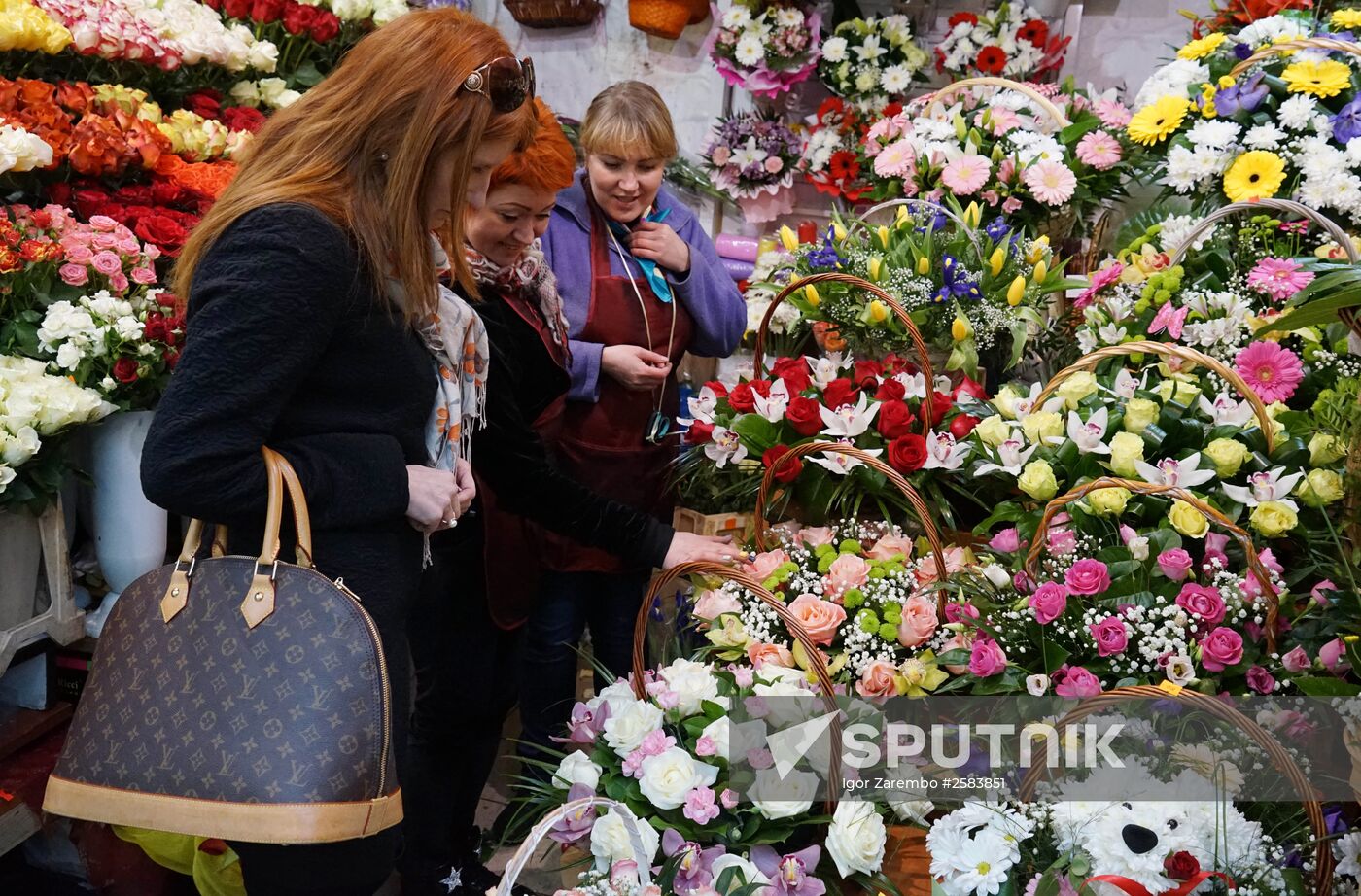 Selling flowers on eve of March 8