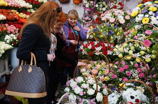 Selling flowers on eve of March 8