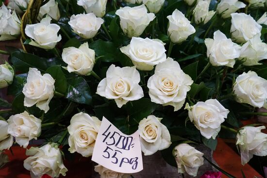 Selling flowers on eve of March 8
