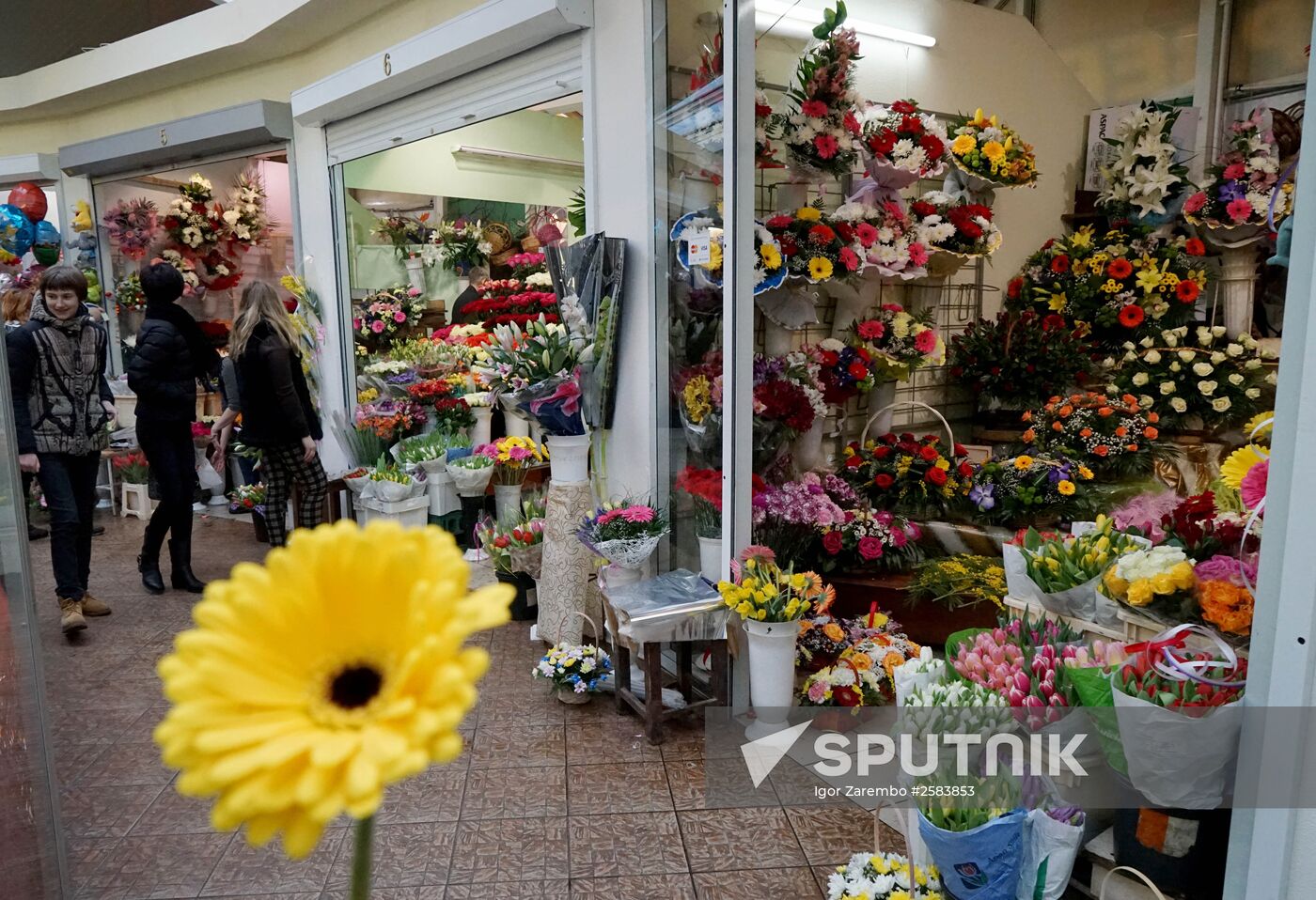 Selling flowers on eve of March 8