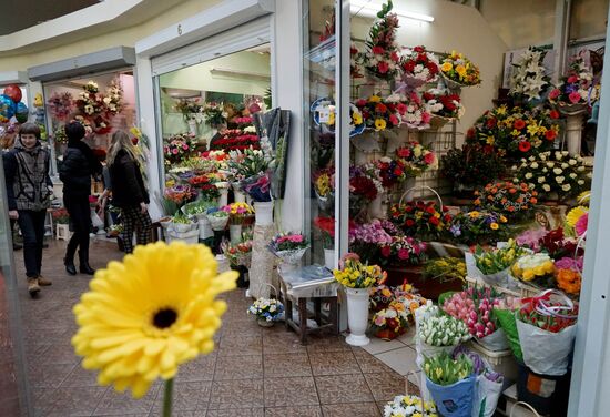 Selling flowers on eve of March 8