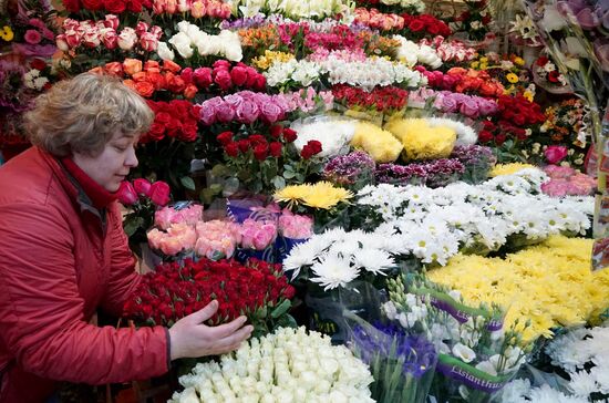 Selling flowers on eve of March 8