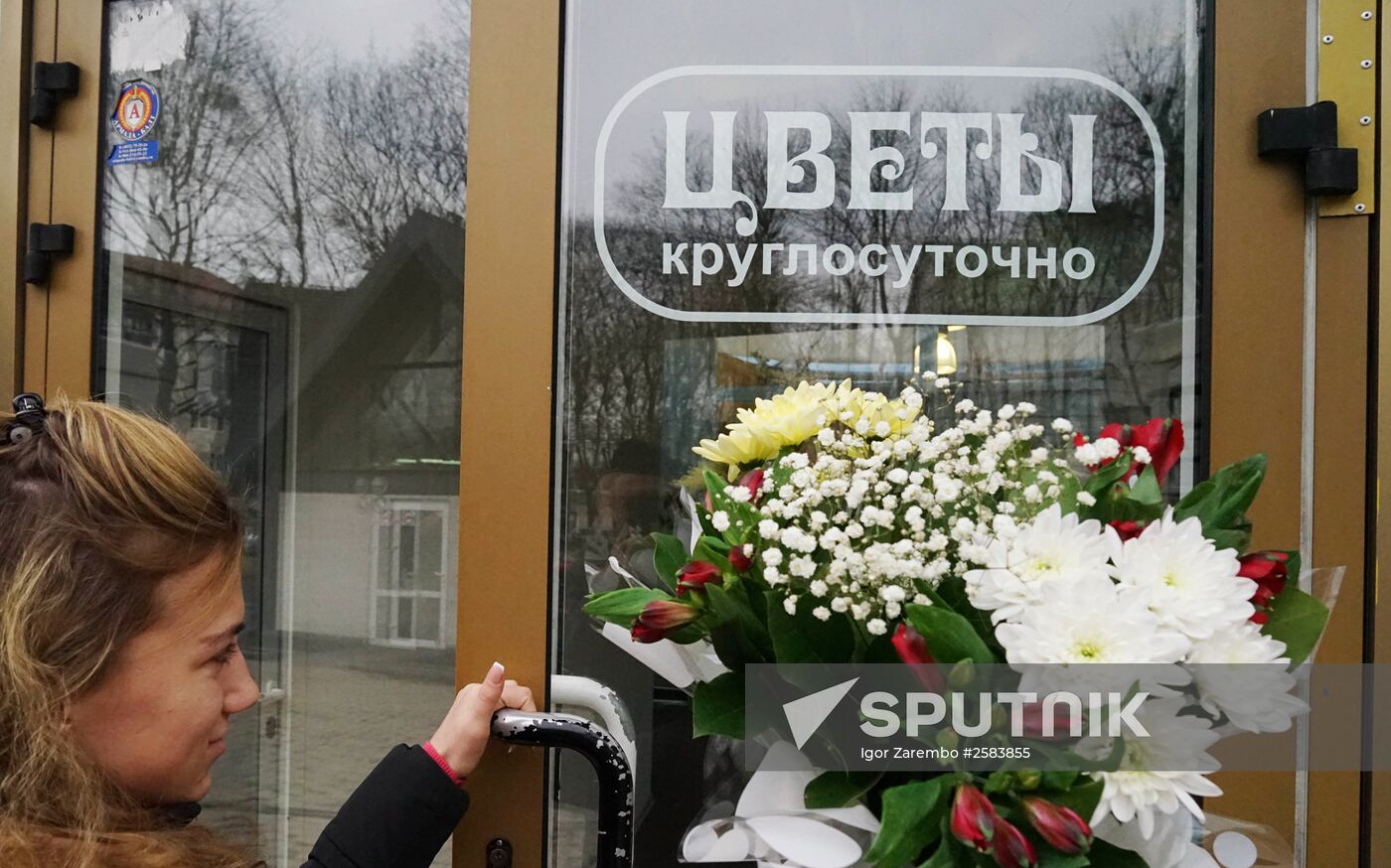 Selling flowers on eve of March 8