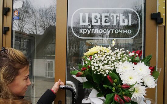 Selling flowers on eve of March 8