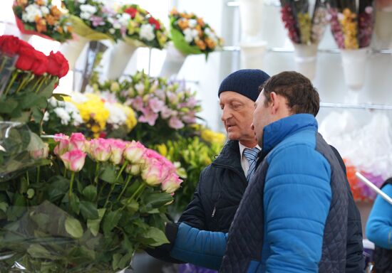 Selling flowers on eve of March 8