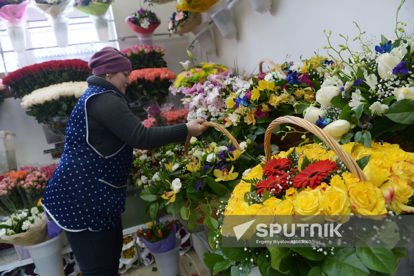 Selling flowers on eve of March 8